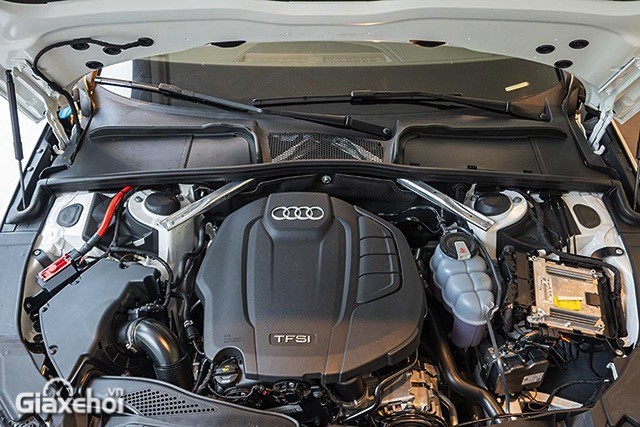 Audi A4 2023 có động cơ xăng.