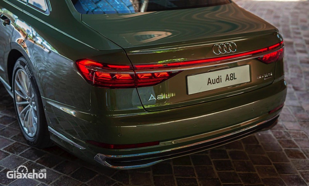 Audi A8L 2023 với dải đèn hậu LED dạng kỹ thuật số.