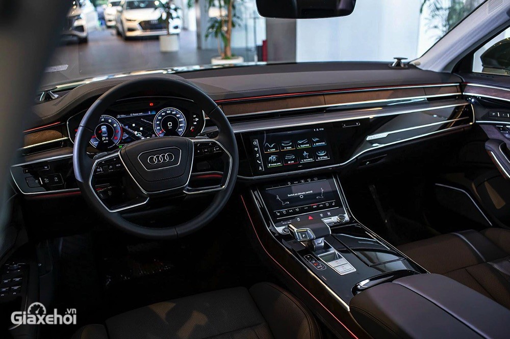 Không gian bên trong Audi A8 cũng không kém phần sang trọng và đẳng cấp với nhiều vật liệu đắt tiền, tiện nghi hàng đầu. 