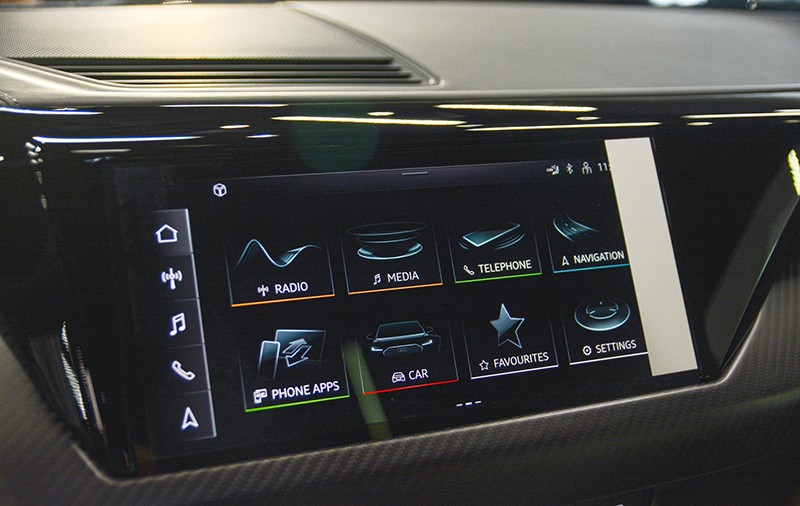 Audi RS e-tron GT 2023 sở hữu nhiều trang bị cao cấp phục vụ nhu cầu giải trí của khách hàng.