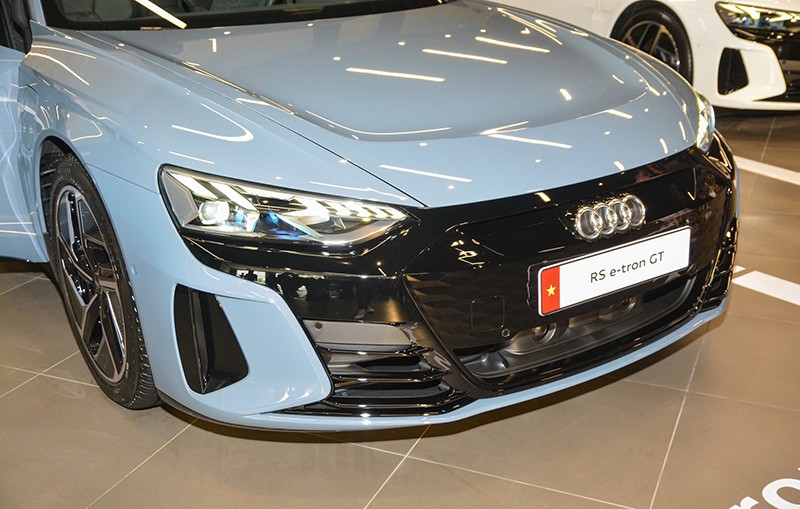 Đầu xe Audi RS e-tron GT 2023 có cụm lưới tản nhiệt đóng kín sơn đen bóng khỏe khoắn, thiết kế đặc trưng của xe điện.