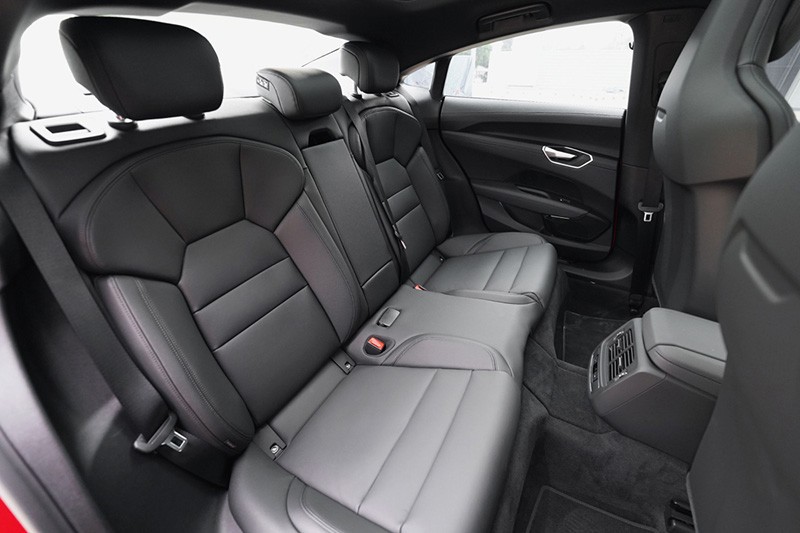 Hàng ghế phía sau xe, Audi RS e-tron GT 2023 có không gian tương đối nhỏ bởi phần mái dốc nhưng cũng đủ dùng với những khách hàng là trẻ em. 