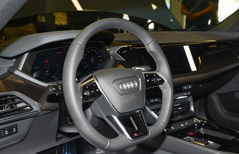 Audi RS e-tron GT 2023 sử dụng vô lăng dạng D-cut thể thao tích hợp lẫy chuyển số thể thao, bên trên tích hợp phím chức năng thuận tiện sử dụng.