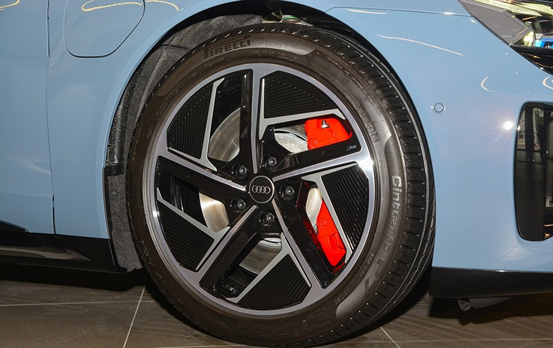 Audi RS e-tron GT 2023 trang bị bộ mâm hợp kim, 5 chấu kép, kích thước 20 inch với cỡ lốp 245/45 ở phía trước, lốp sau 285/40.