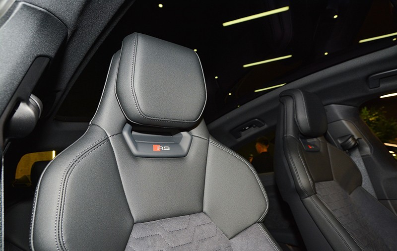 Hệ thống ghế ngồi trên Audi RS e-tron GT 2023 bọc da Nappa và vi sợi Dynamica cao cấp, xuất hiện huy hiệu RS gần khu vực tựa đầu.