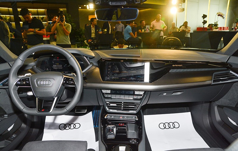 Không gian bên trong xe, Audi RS e-tron GT 2023 dồn sự tập trung vào vị trí ghế lái, nội thất xe hướng tới phong cách tối giản, sang trọng.