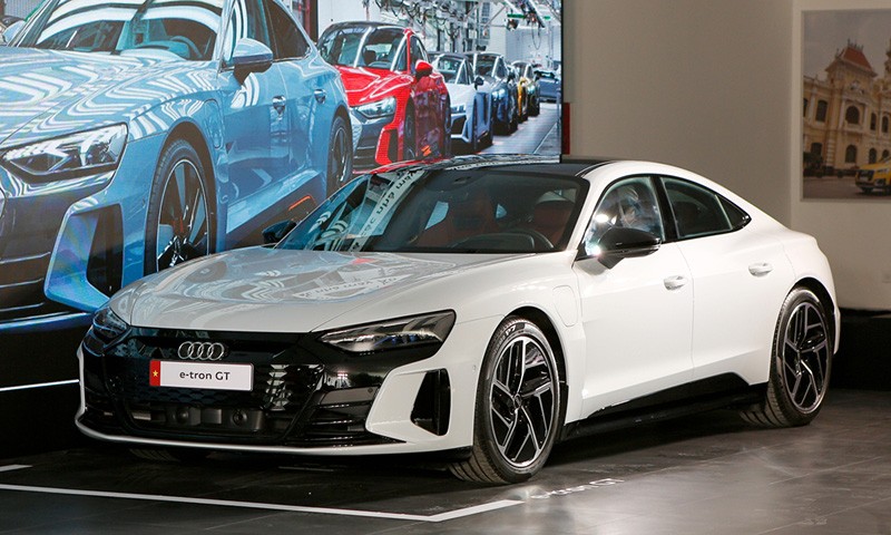 Audi e-tron GT là dòng xe thể thao chạy điện đầu tiên của hãng xe Đức được bán chính hãng ở Việt Nam hiện nay.