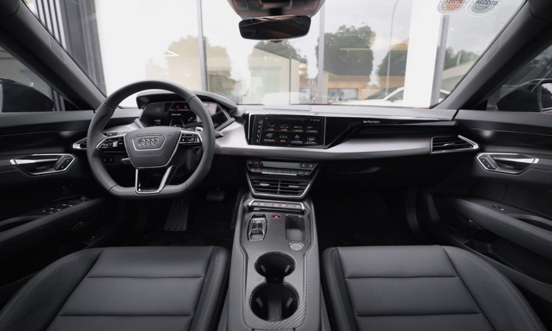 Khoang lái Audi e-tron GT đương nhiên cũng đầy tiện nghi với các tính năng như màn hình cảm ứng 10,2 inch, vô-lăng vát đáy.