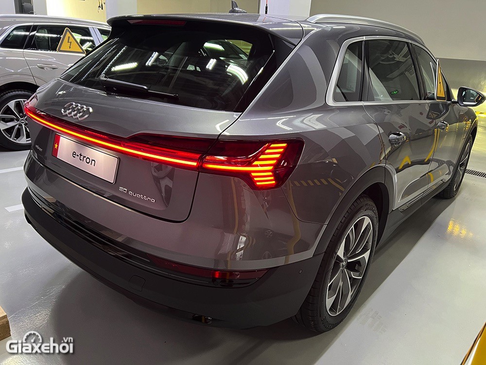 Audi e-tron 2023 với phần đuôi đầy sang trọng.