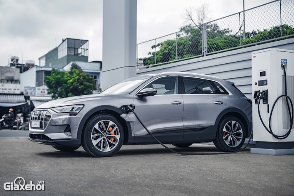 Audi e-tron 2023 sử dụng động cơ điện.