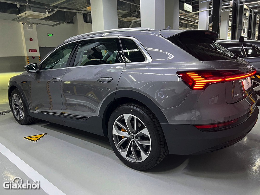 Audi e-tron 2023 giá lăn bánh, đánh giá xe, khuyến mãi (11/2022)