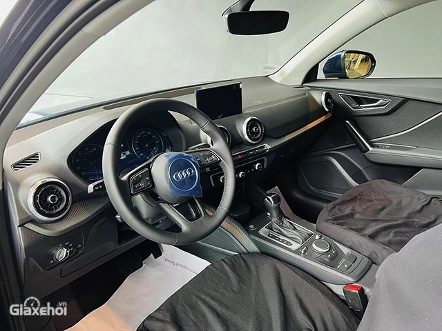 Khoang lái xe Audi Q2 2023.