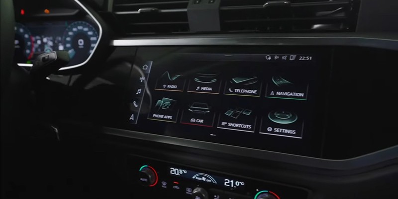 Audi Q3 Sportback 2023 sở hữu màn hình hiện đại có thiết kế hướng về người lái.