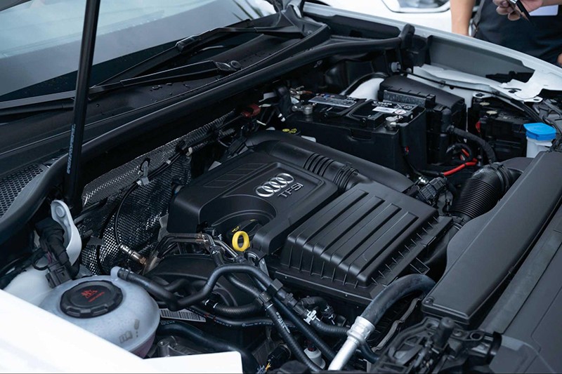 Audi Q3 Sportback 2023 sử dụng động cơ xăng 1.4L, 4 xi lanh thẳng hàng, phun xăng trực tiếp và tăng áp bằng khí xả.