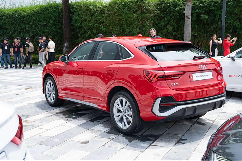Phần đuôi Audi Q3 Sportback 2023 được người dùng đánh giá đẹp mắt, thiết kế sắc sảo. Nổi bật, với cụm đèn hậu LED dạng xương cá sáng tạo, tạo hiệu ứng bắt mắt khi di chuyển.