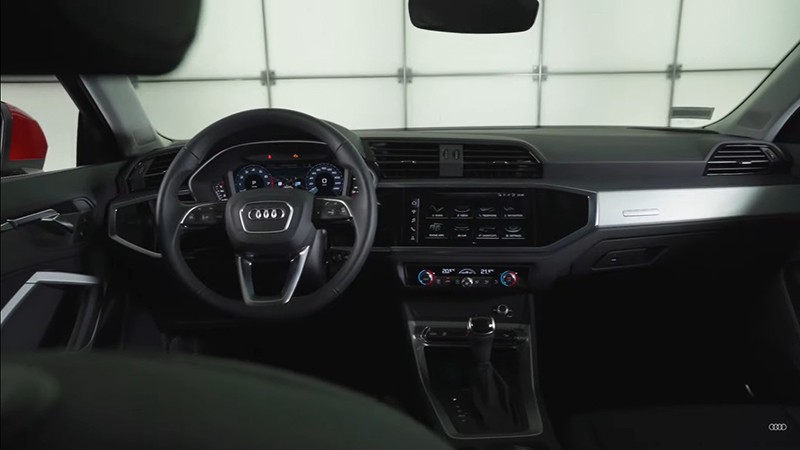 Tổng thể nội thất Audi Q3 Sportback 2023 sở hữu thiết kế hiện đại, sang trọng giống nhiều mẫu xe Audi.