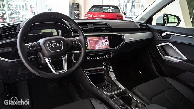 Audi Q3 2023 với khoang lái bố trí hài hòa.
