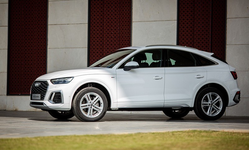 Sang tới hai bên Audi Q5 Sportback 2023, đường gân nổi chạy dài từ đầu tới cuối xe thể hiện sự phá cách, sang trọng cùng thiết kế Coupe đầy thể thao.