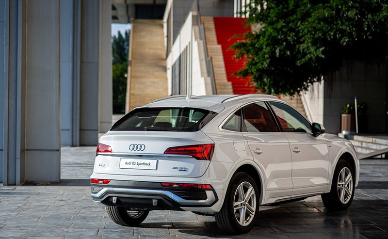 Phần đuôi Audi Q5 Sportback 2023 sở hữu cụm đèn hậu LED với chi tiết đồ họa đứt đoạn. Chi tiết giả ống xả hai bên hông nổi bật.