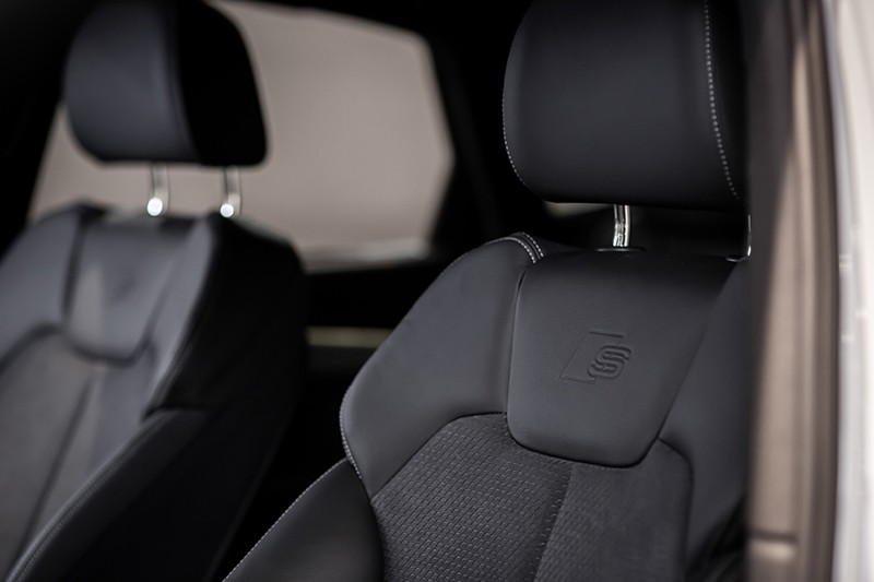 Ngồi vào vị trí người lái, Audi Q5 Sportback 2023 khiến tài xế choáng ngợp bởi sự sang trọng, xuất hiện nhiều chi tiết hiện đại.
