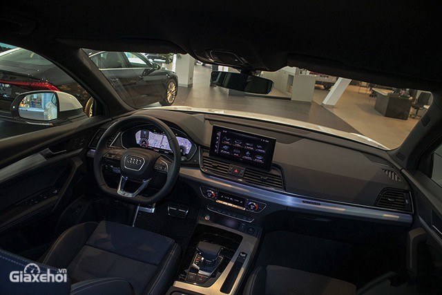 Cabin trên Audi Q5 là không gian sang trọng cùng cách bày trí tiện nghi tối giản và gọn gàng.