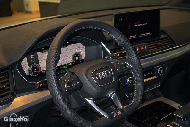 Audi Q5 2023 dùng vô-lăng vát đáy thể thao.