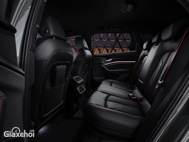 Audi Q8 e-tron 2023 có không gian rộng rãi.
