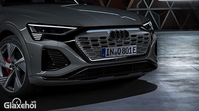 Audi Q8 e-tron 2023 có đèn LED hiện đại.