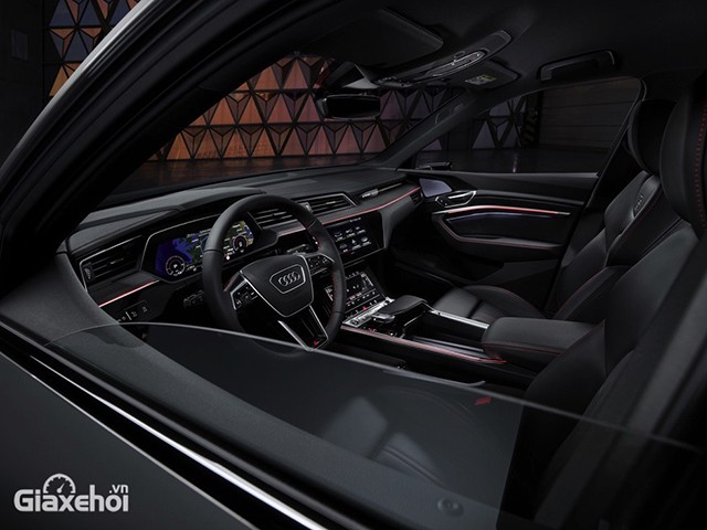 Audi Q8 e-tron 2023 với nhiều đường chỉ khâu đỏ.