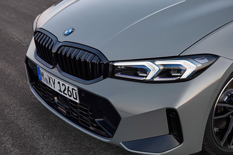 BMW 3-Series 2023 vẫn được giữ nguyên lưới tản nhiệt quả thận truyền thống, thay vì cỡ lớn từng gây tranh cãi trên các dòng 7-Series hay X7 mới ra mắt không lâu.