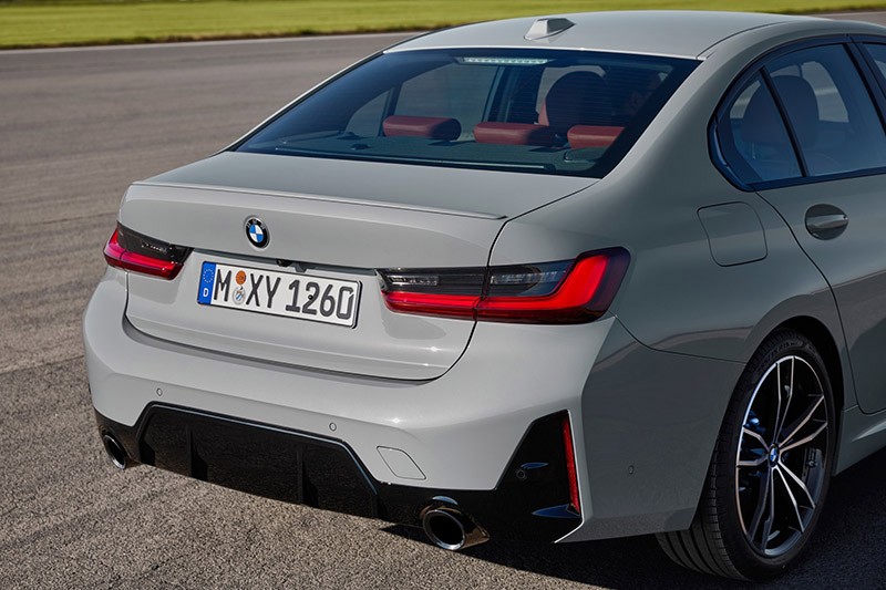BMW 3-Series 2023 có cản sau được tinh chỉnh lại khi bổ sung thêm bộ khuếch tán gió cỡ lớn kết hợp bộ ống xả kép được mạ crom sang trọng.