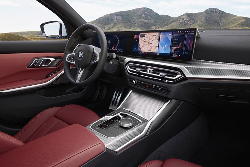 Khoang lái BMW 3-Series 2023 nổi bật với hệ thống màn hình đôi là điểm mới của thế hệ mới vừa ra mắt.