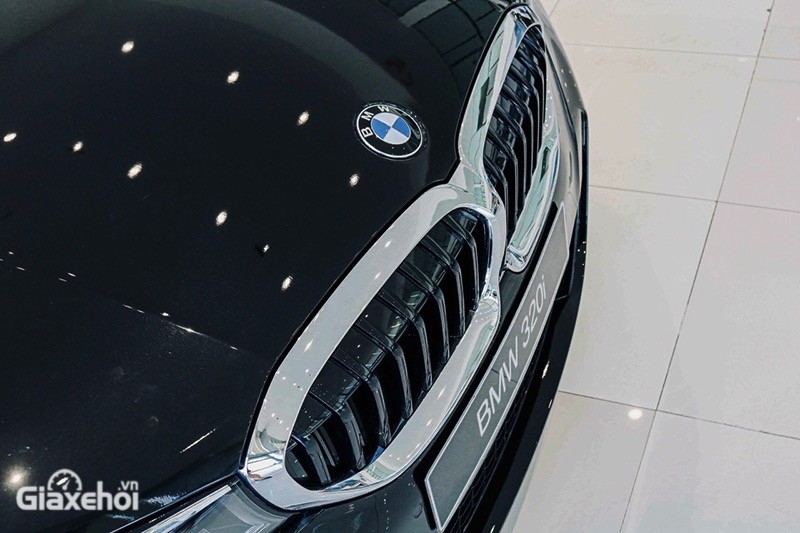 BMW 320i M Sport 2023 duy trì hệ thống lưới tản nhiệt hình quả thân quen thuộc với viền mạ crom tạo ra nét đặc trưng của thương hiệu.