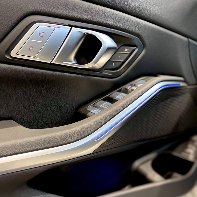 BMW 330i M Sport 2023 khá đa dạng về tiện nghi xứng đáng với phiên bản cao cấp nhất có giá bán cao.