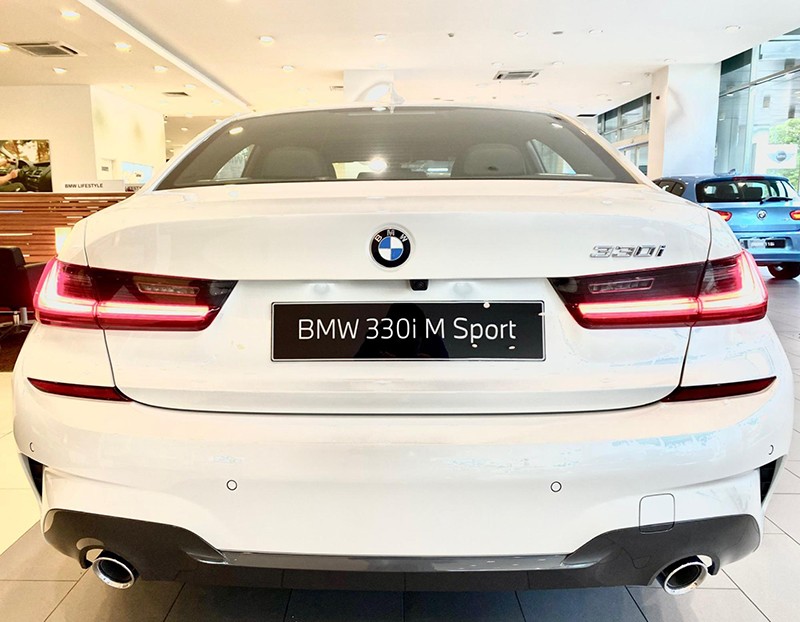BMW 330i M Sport 2023 sở hữu cặp đèn hậu LED tạo hình chữ L nằm ngang, đặt trên cốp và hông xe.