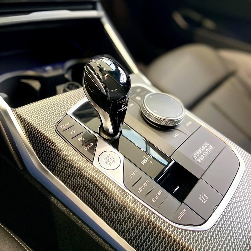 BMW 330i M Sport 2023 sử dụng động cơ xăng 2.0L tăng áp giúp sản sinh công suất 258 mã lực và đạt 400 Nm mô men xoắn.