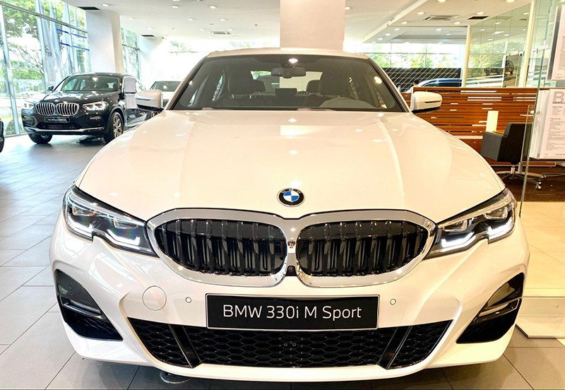 BMW 330i M Sport 2023 sở hữu bộ bodykit thể thao gia tăng vẻ hầm hố cho chiếc sedan này khi nhìn từ phần đầu.