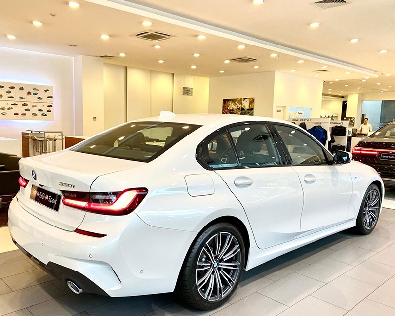 BMW 330i M Sport 2023 với phong cách thể thao, mức giá giảm khi được chuyển sang lắp ráp trong nước là yếu tố thu hút khách hàng.