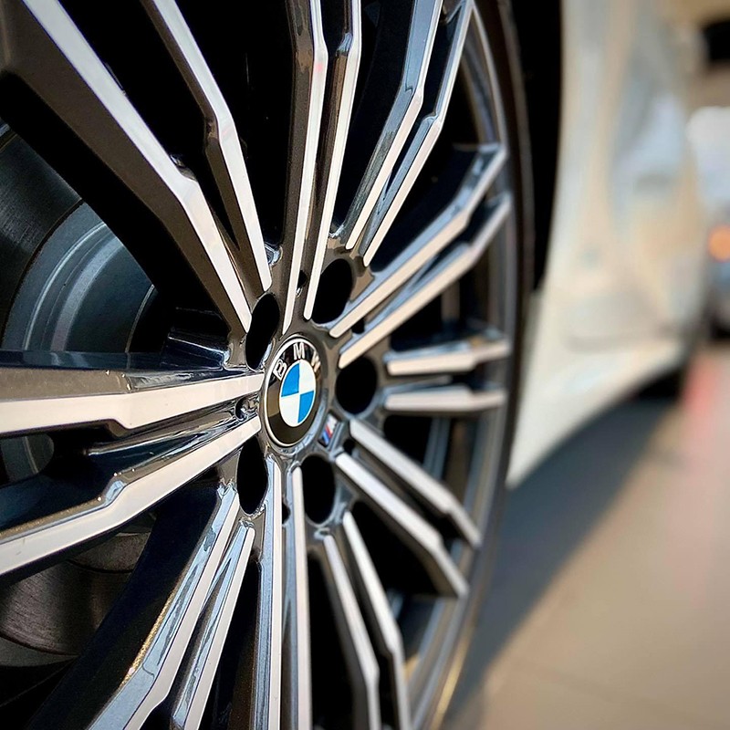 BMW 330i dùng bộ mâm M Sport đặc trưng với kích thước 18 inch và cùm phanh màu xanh nổi bật nhấn mạnh nét thể thao và khỏe khoắn của chiếc sedan cao cấp.
