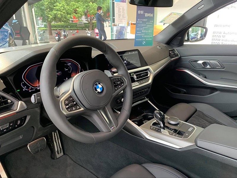 BMW 330i M Sport 2023 sở hữu cabin sử dụng phần nhiều chất liệu ốp nhôm Tetragon sáng bóng tăng sự sang trọng cho phiên bản cao cấp này.