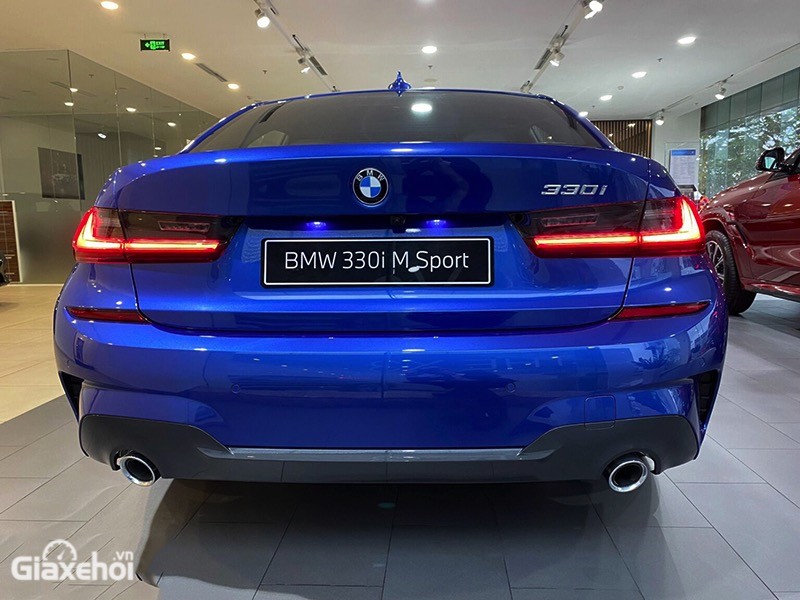 Ra đến đuôi xe, BMW 330i M Sport cũng tương tự bản tầm trung với đèn hậu LED, bodykit thể thao, ống xả đặt 2 bên.