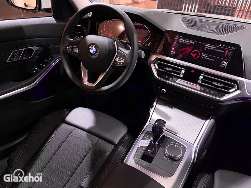 Ấn tượng đến từ việc BMW 320i Sport Line sở hữu màn hình kỹ thuật số 12,3 inch hiển thị đa thông minh sắc nét.