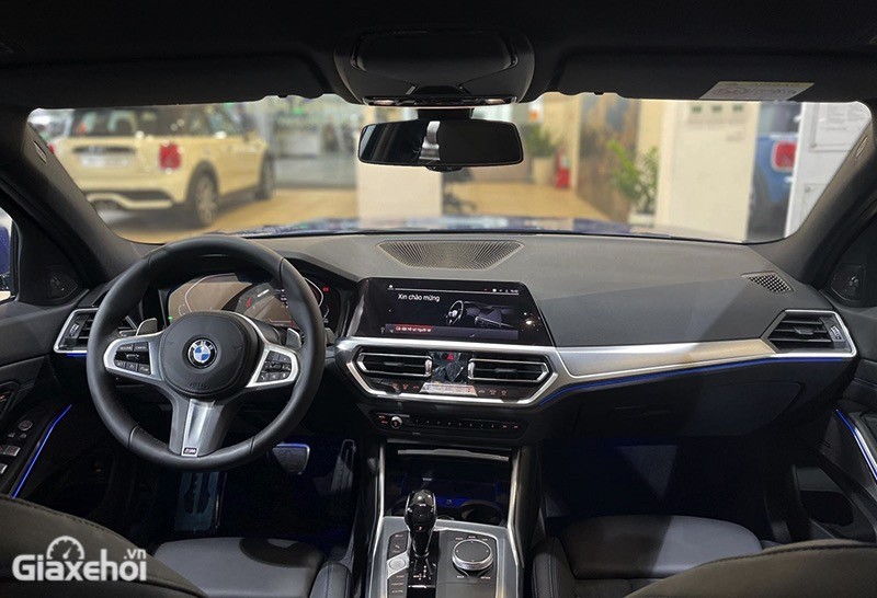 Nội thất chính là nơi người dùng cảm nhận hơi thở thể thao nhất trên BMW 320i M Sport 2023 đang bán tại Việt Nam.