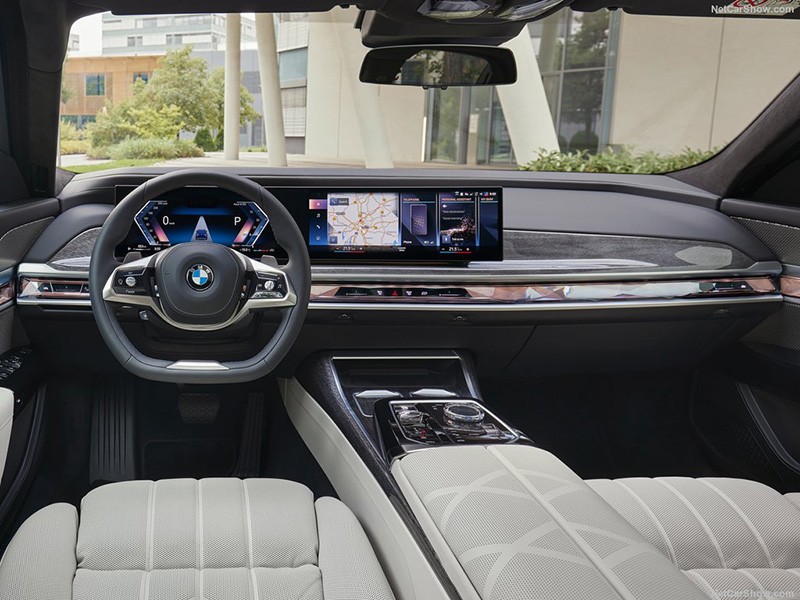 BMW 735i 2023 sở hữu khoang nội ngập tràn công nghệ cùng những vật liệu cao cấp được bố trí mọi nơi.