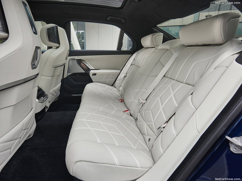 Bước vào không gian hàng ghế sau, BMW 735i 2023 mang đến cho người dùng trải nghiệm loạt tiện ích mang đẳng cấp thương gia. 