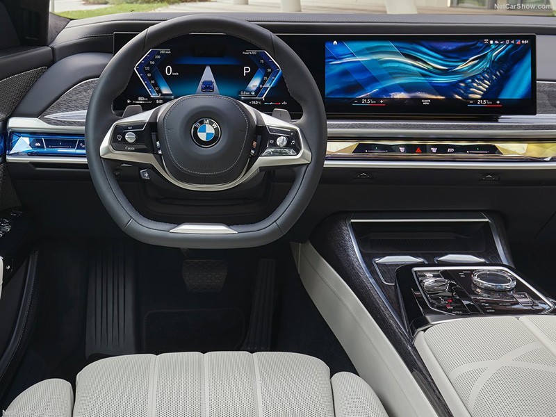 BMW 735i 2023 gây ấn tượng với cặp màn hình tràn viền tạo cảm giác cao cấp cho người dùng.