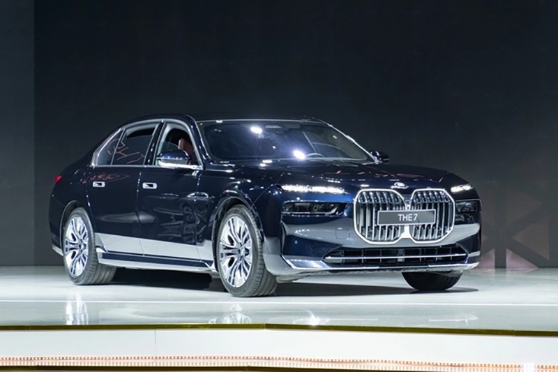 BMW 7 Series 2024 740i Pure Excellence