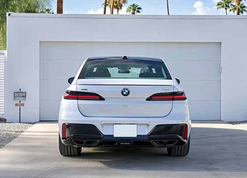 Cặp đèn hậu LED trên BMW 740i 2023 thiết kế có phần nhỏ gọn và không còn nối liền bằng dải LED như bản tiền nhiệm.