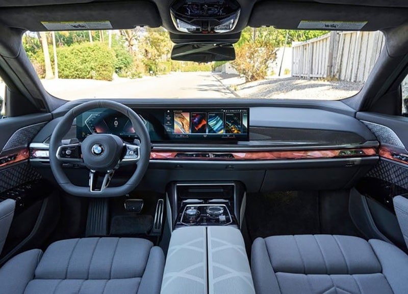 Nội thất của BMW 740i 2023 được đánh giá là đẳng cấp hơn hẳn trước đây với sự lột xác mạnh mẽ đầy ắp công nghệ.