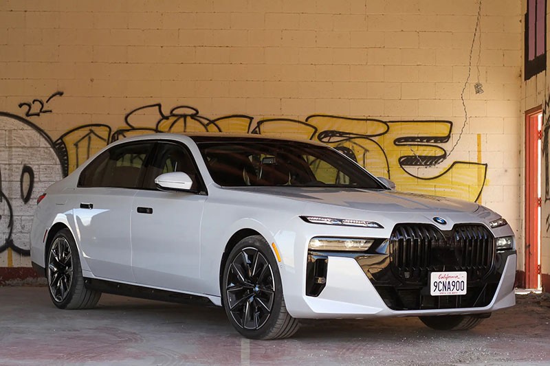 BMW 740i 2023 được trang bị gói ngoại thất M Sport gây ấn tượng mạnh mẽ với người dùng với sự pha trộn của phong cách sang trọng và thể thao.